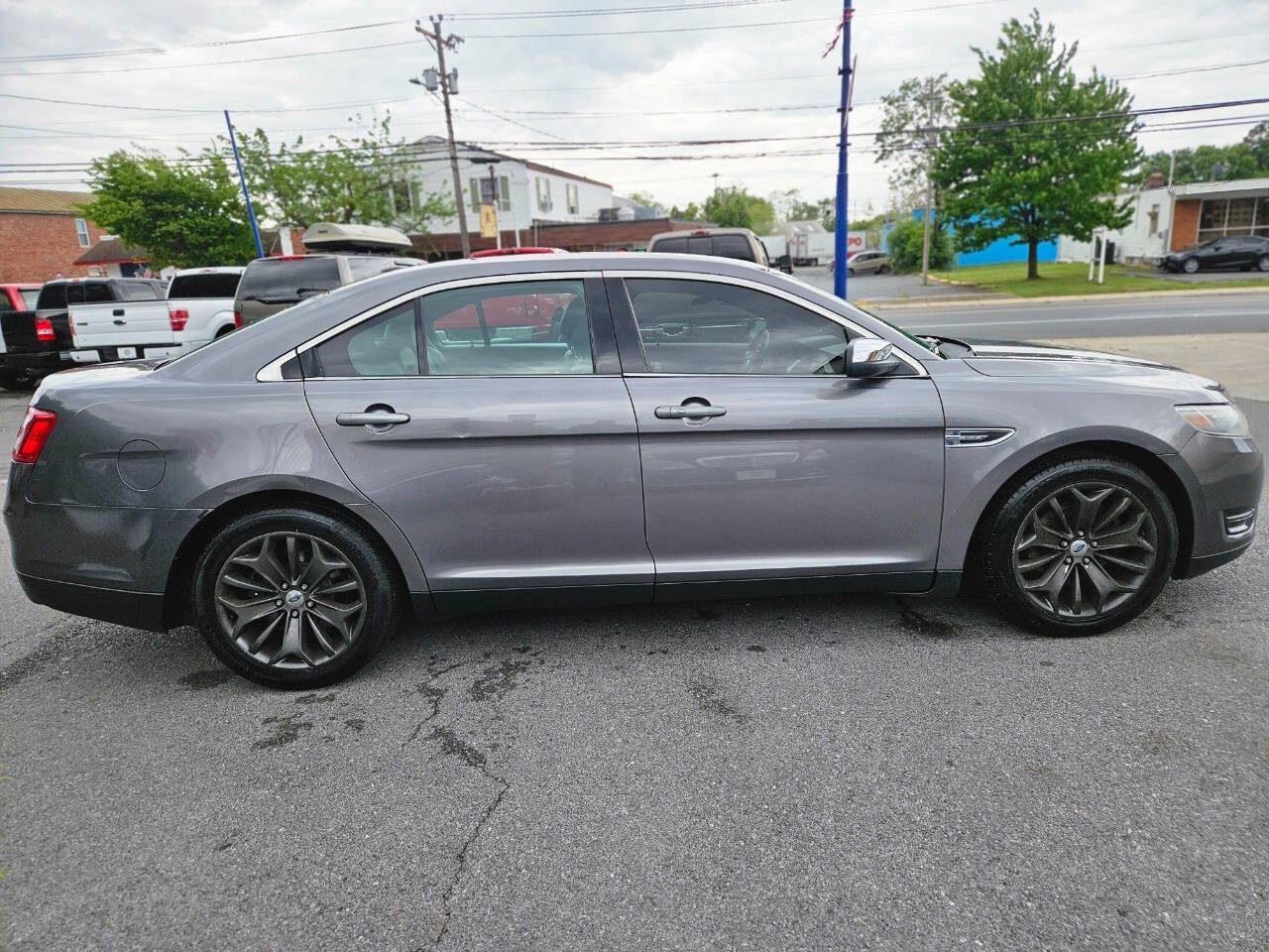2014 Ford Taurus Limited Sedan 4D photo 3