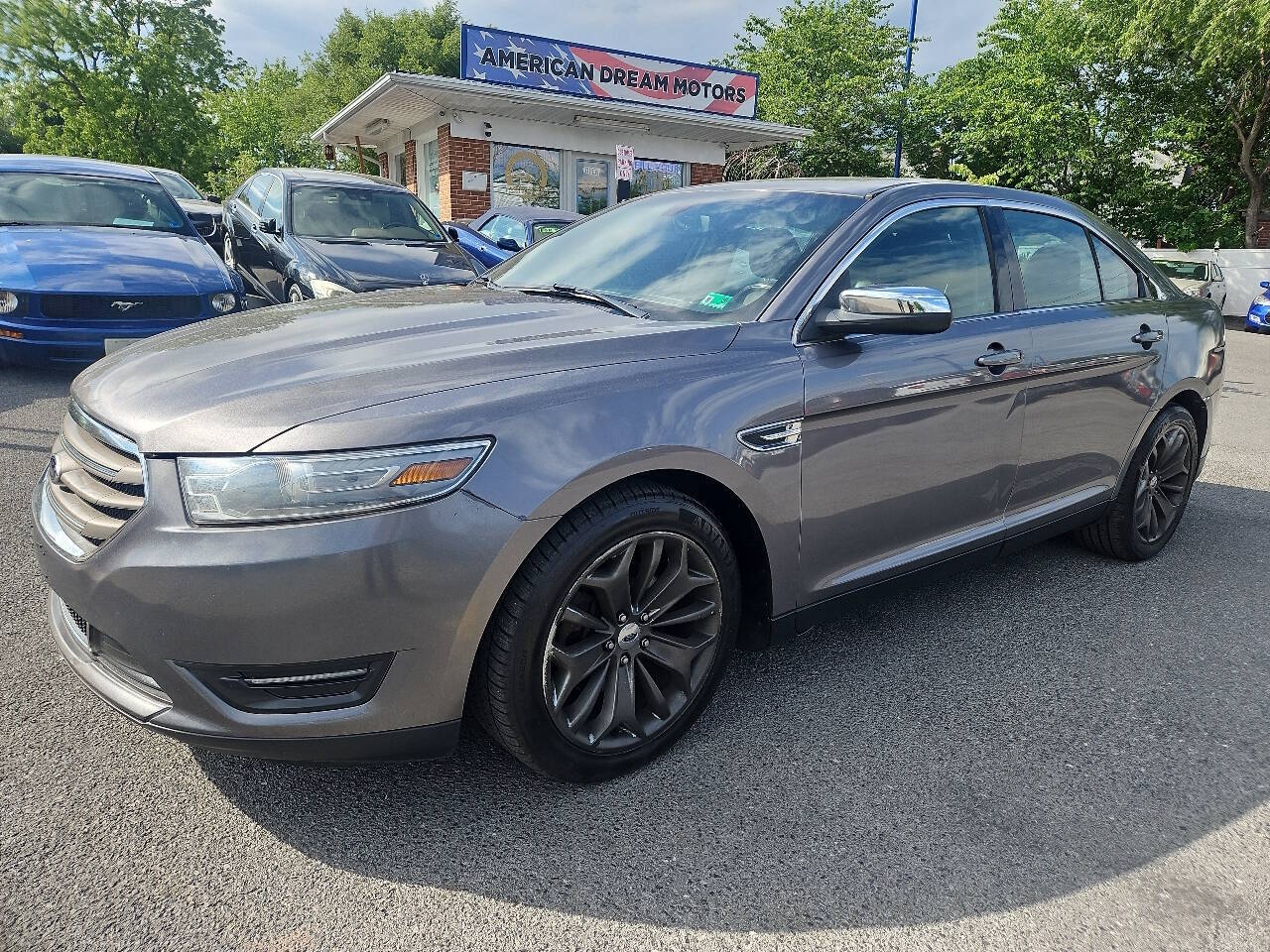 2014 Ford Taurus Limited Sedan 4D photo 5