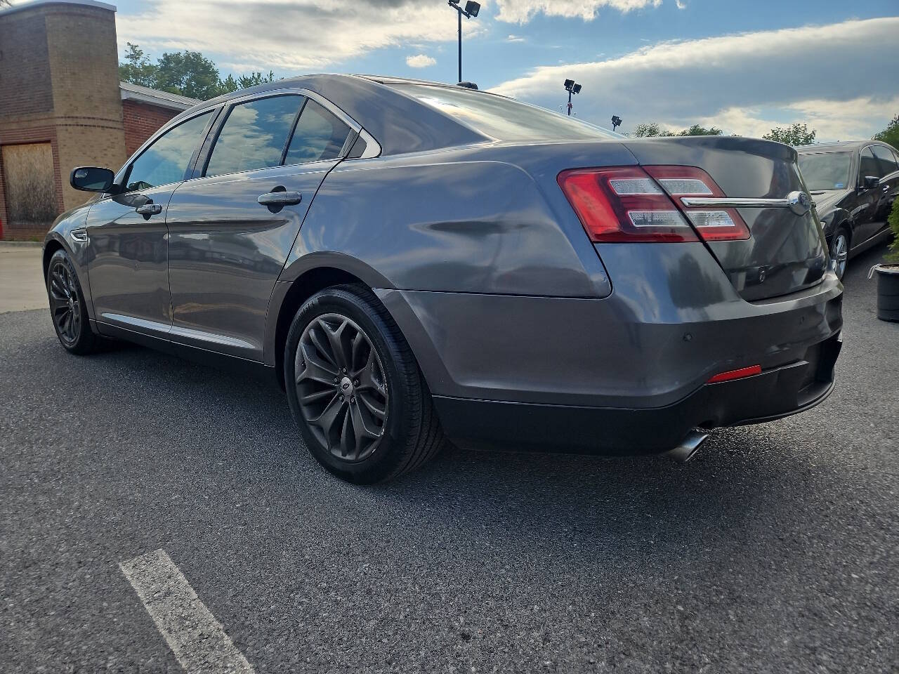 2014 Ford Taurus Limited Sedan 4D photo 9