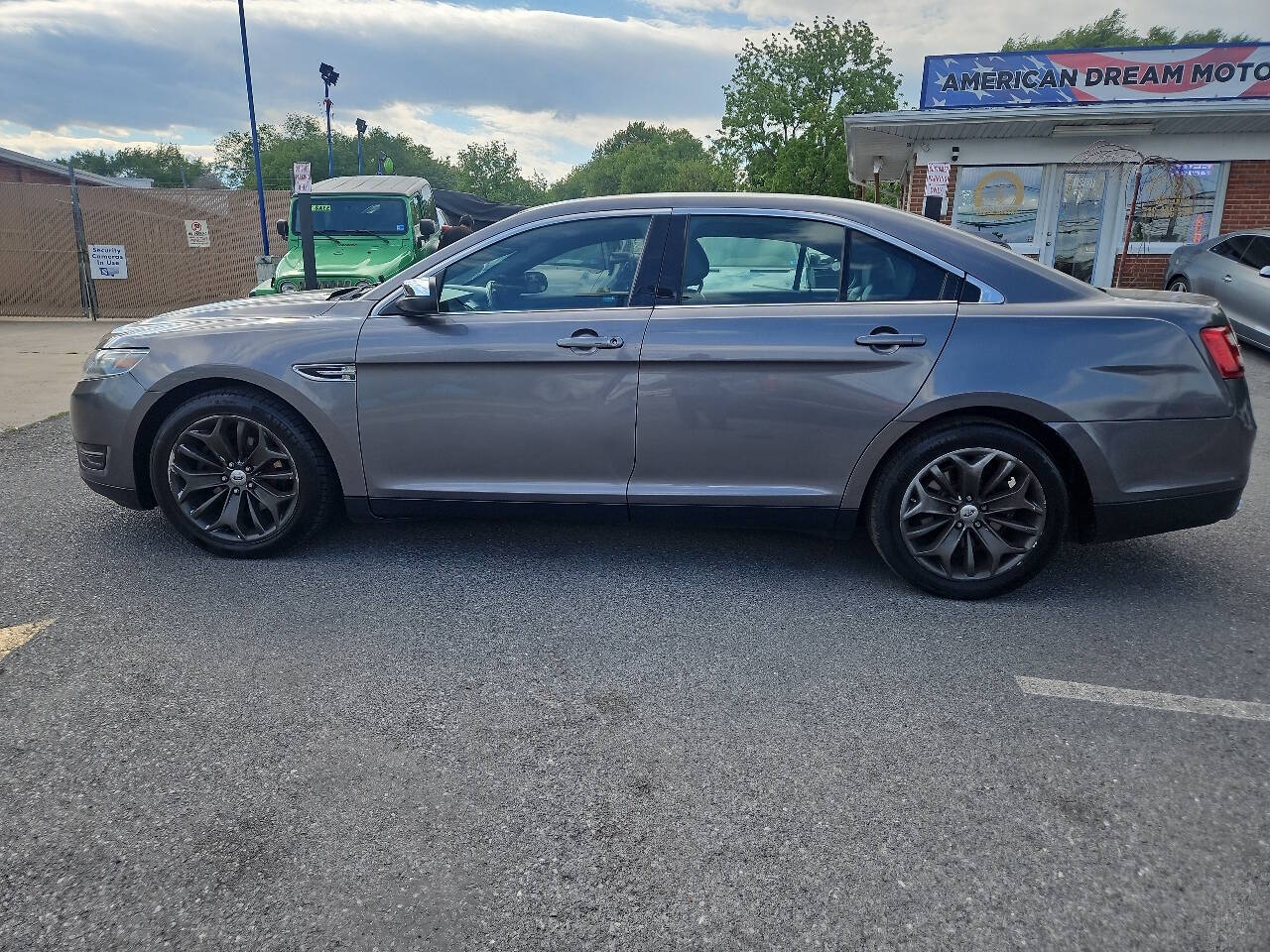 2014 Ford Taurus Limited Sedan 4D photo 10