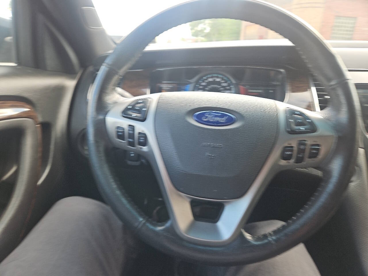 2014 Ford Taurus Limited Sedan 4D photo 16