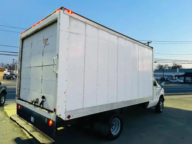 2002 Ford E-Series E-350 SD Commercial/Cutaway/Chassis photo 2
