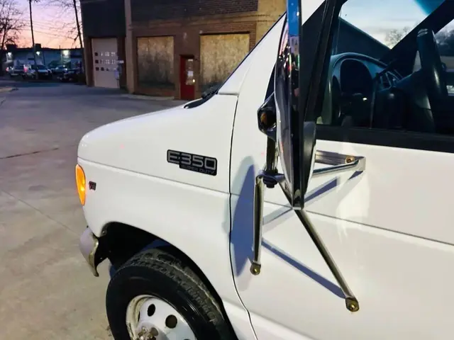 2002 Ford E-Series E-350 SD Commercial/Cutaway/Chassis photo 4