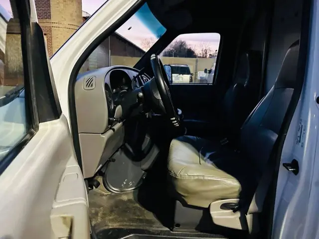 2002 Ford E-Series E-350 SD Commercial/Cutaway/Chassis photo 11