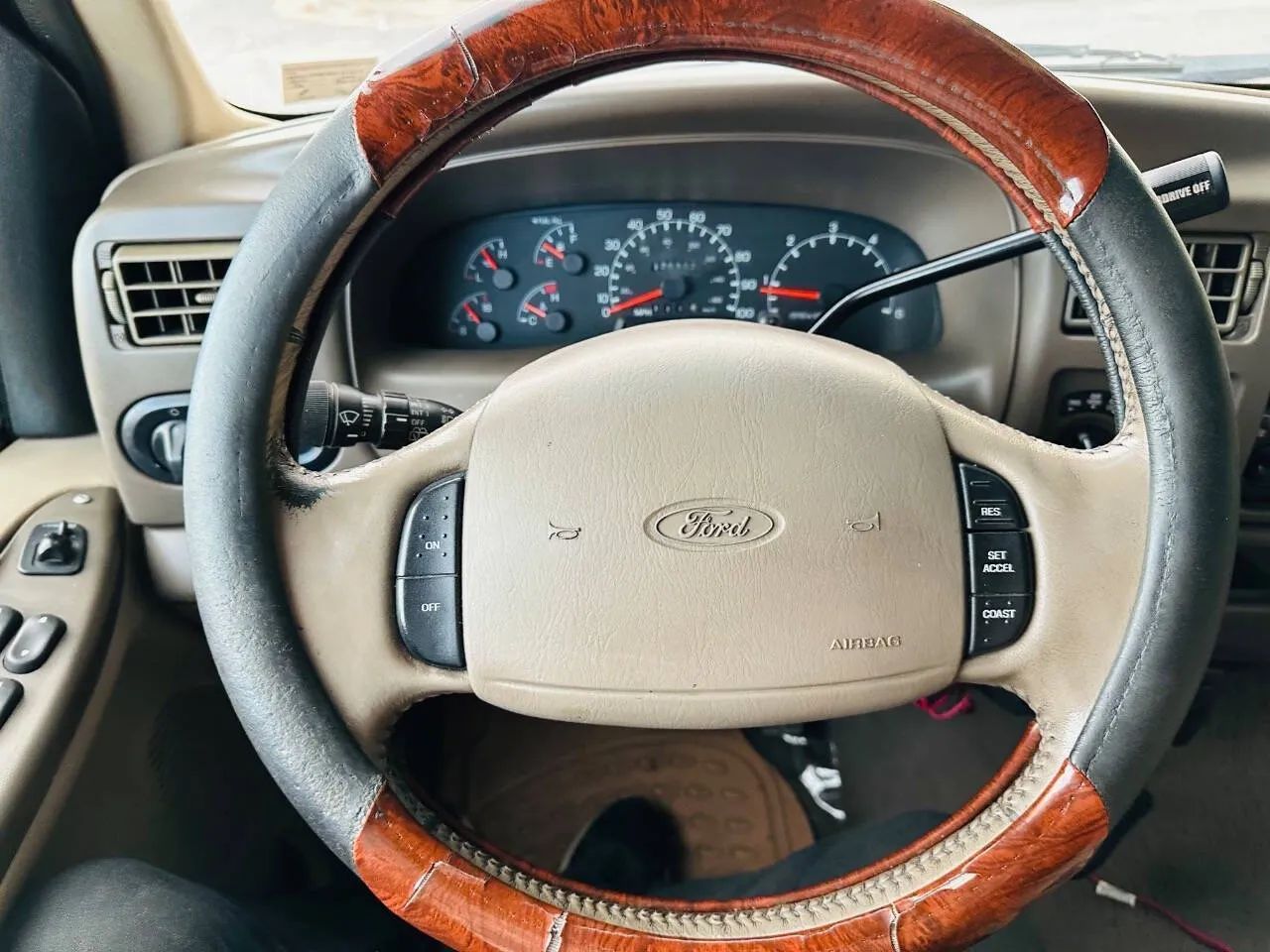 2000 Ford Excursion Sport Utility 4D photo 18
