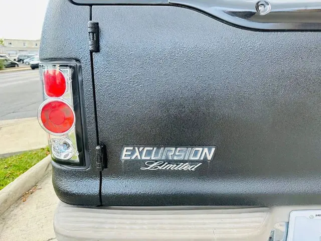 2000 Ford Excursion Sport Utility 4D photo 9