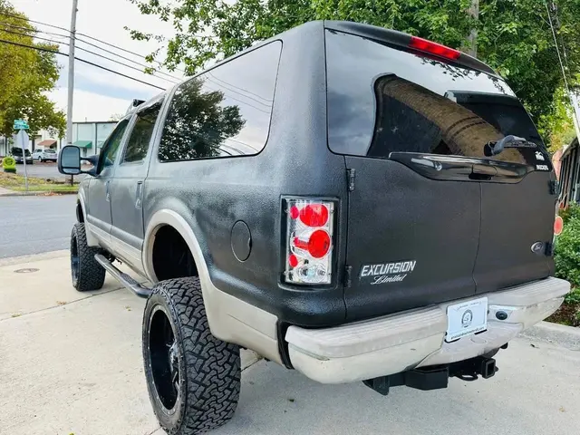 2000 Ford Excursion Sport Utility 4D photo 10