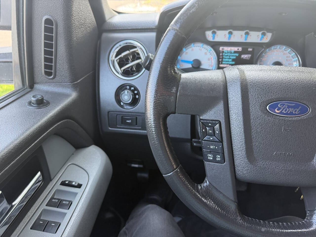 2013 Ford F-150 XLT photo 21