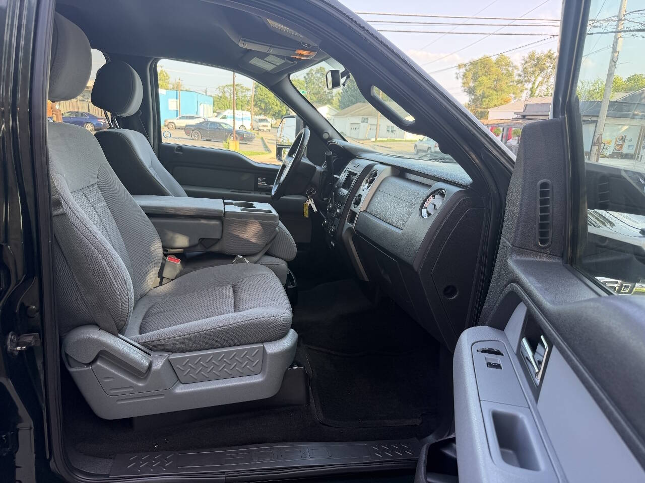 2013 Ford F-150 XLT photo 27