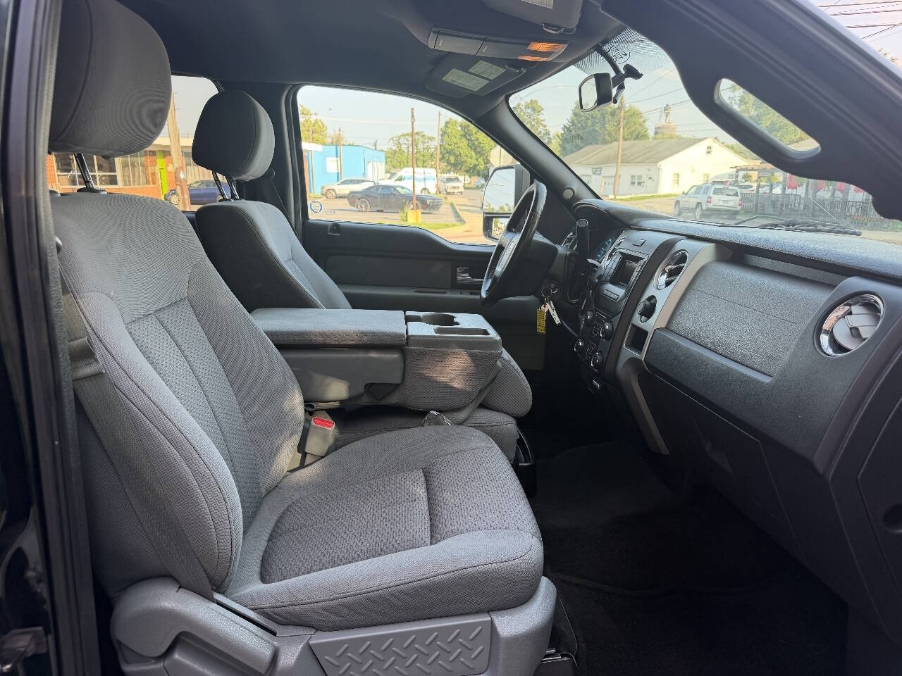 2013 Ford F-150 XLT photo 28
