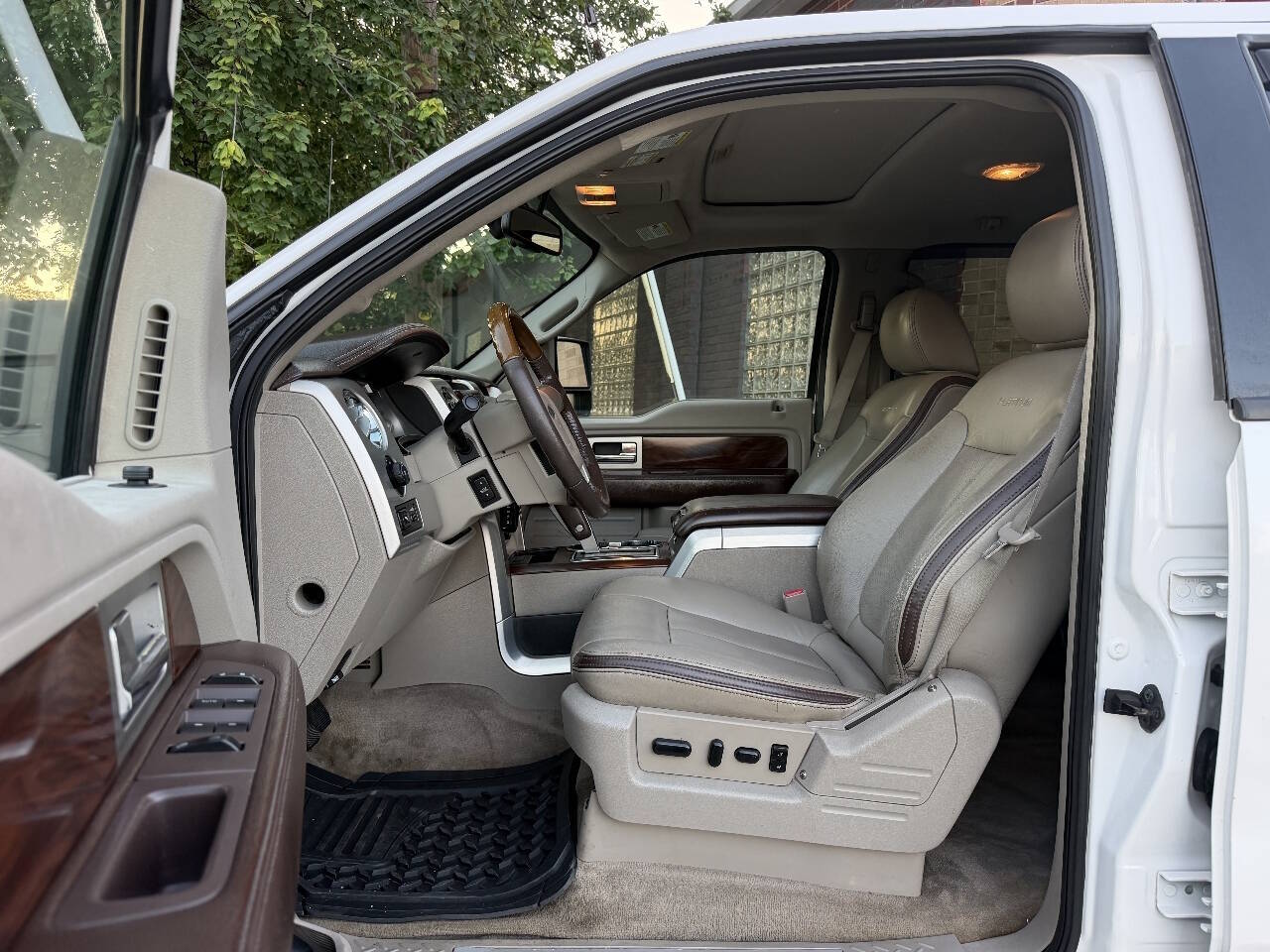 2010 Ford F150 SuperCrew Cab Platinum Pickup 4D 5 1/2 ft