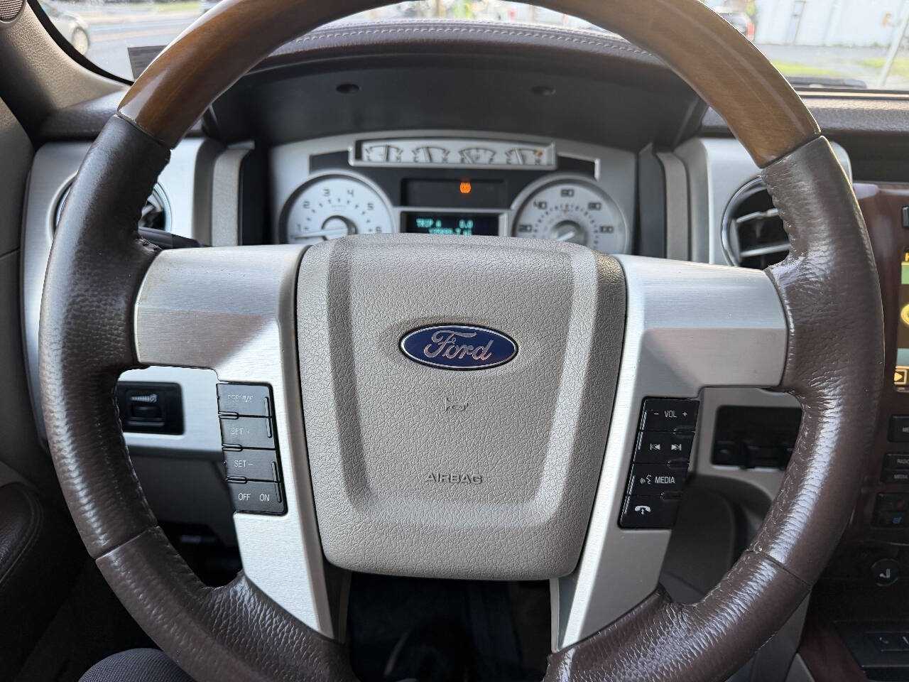 2010 Ford F150 SuperCrew Cab Platinum Pickup 4D 5 1/2 ft