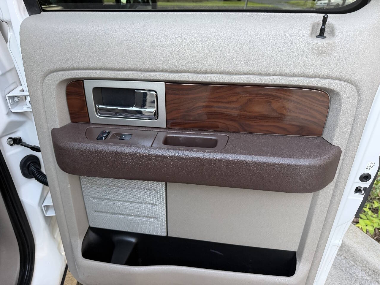 2010 Ford F150 SuperCrew Cab Platinum Pickup 4D 5 1/2 ft