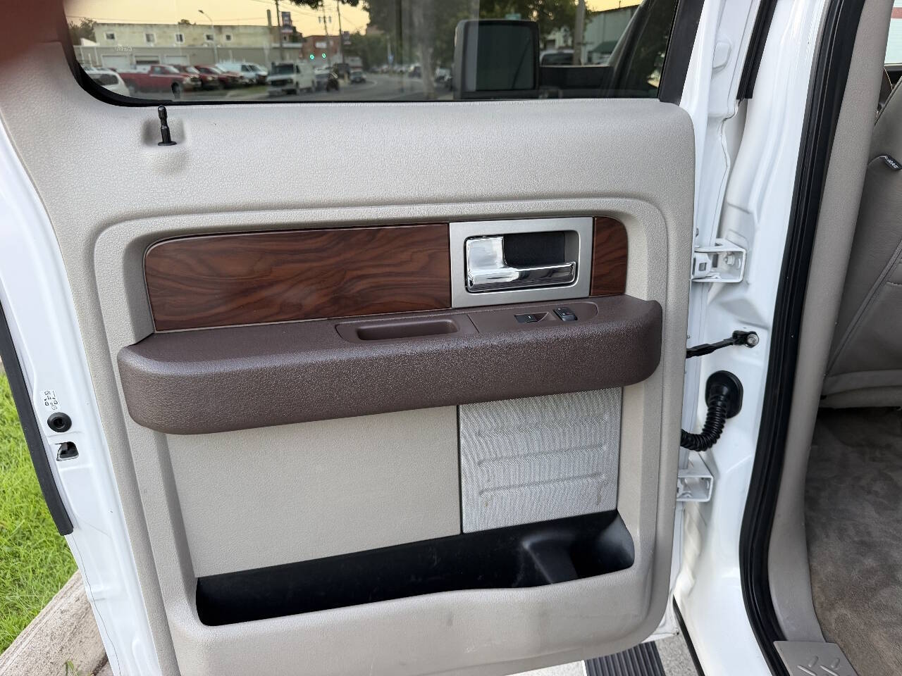 2010 Ford F150 SuperCrew Cab Platinum Pickup 4D 5 1/2 ft