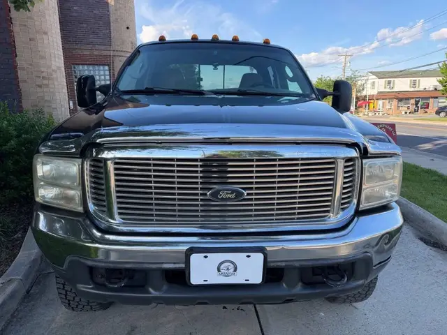 2004 Ford F250 Super Duty Crew Cab XLT Pickup 4D 8 ft photo 2