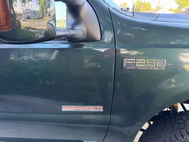 2004 Ford F250 Super Duty Crew Cab XLT Pickup 4D 8 ft photo 6