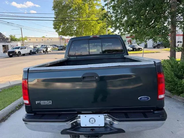 2004 Ford F250 Super Duty Crew Cab XLT Pickup 4D 8 ft photo 10