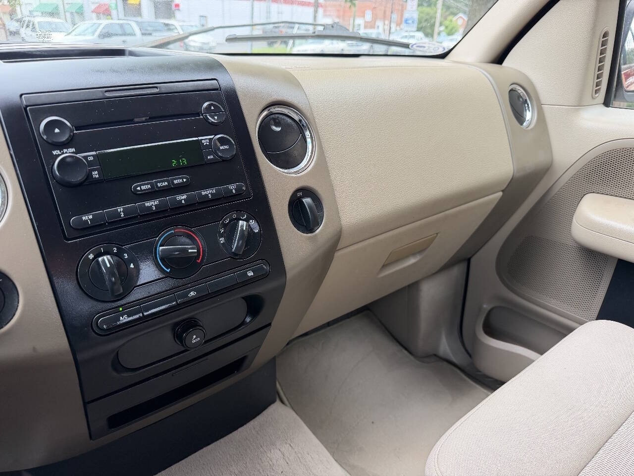 2004 Ford F-150 XLT photo 8