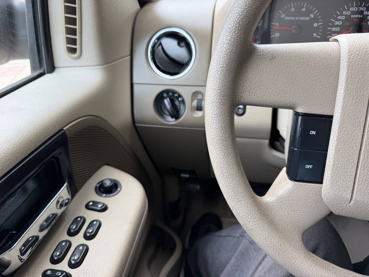 2004 Ford F-150 XLT photo 37