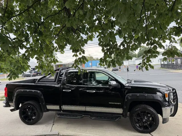 2014 GMC Sierra 1500 SLT Extended Cab photo 7