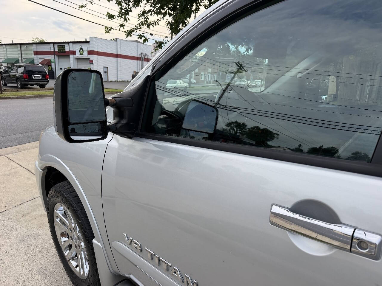 2011 Nissan Titan SL Crew Cab photo 12