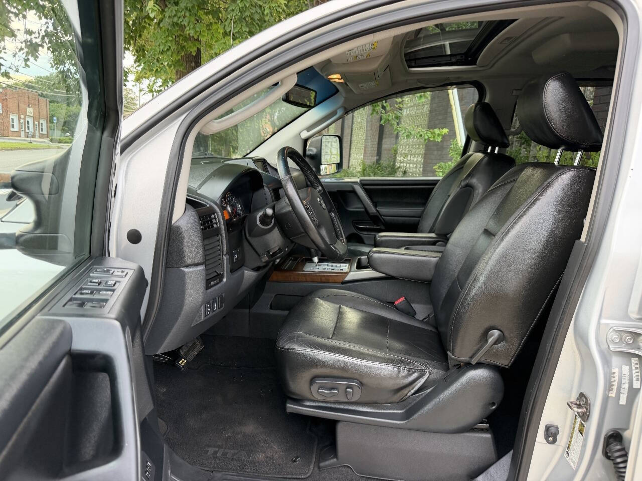 2011 Nissan Titan SL Crew Cab photo 13