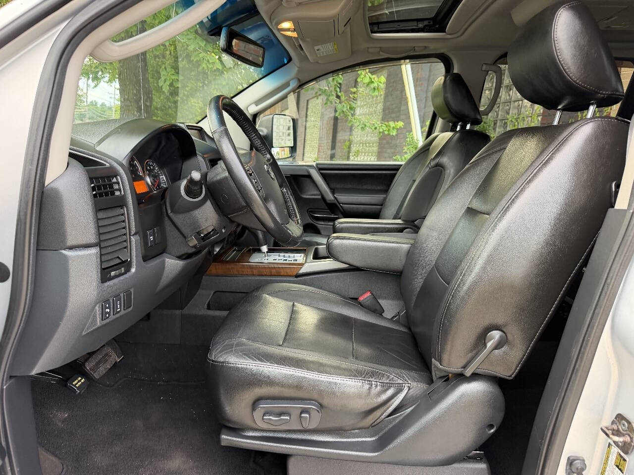 2011 Nissan Titan SL Crew Cab photo 14