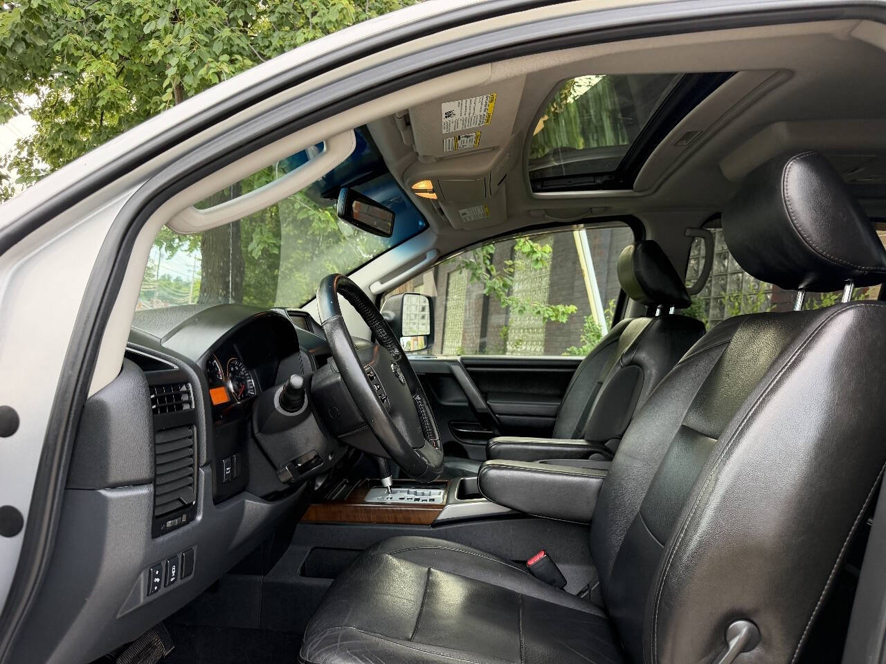 2011 Nissan Titan SL Crew Cab photo 15