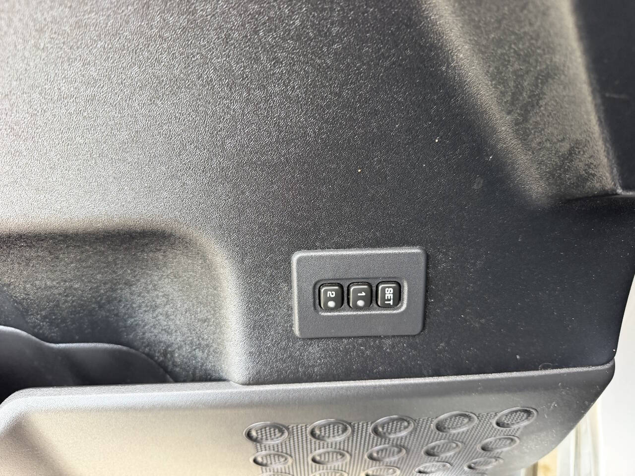 2011 Nissan Titan SL Crew Cab photo 17