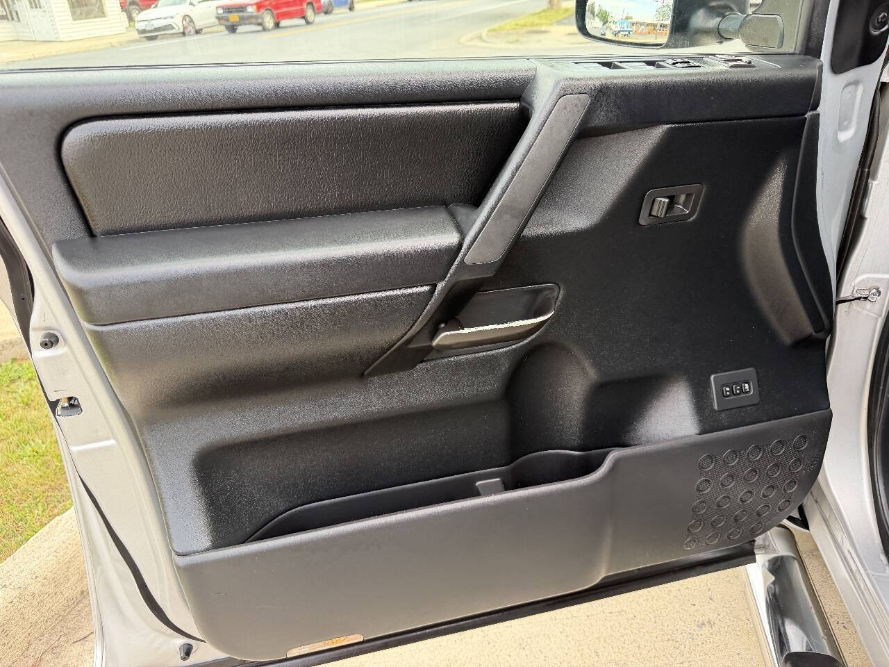 2011 Nissan Titan SL Crew Cab photo 18