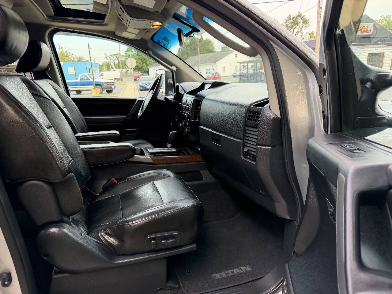 2011 Nissan Titan SL Crew Cab photo 19