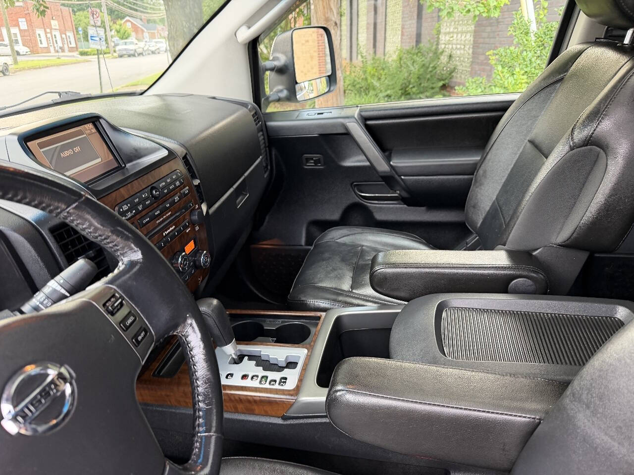 2011 Nissan Titan SL Crew Cab photo 20
