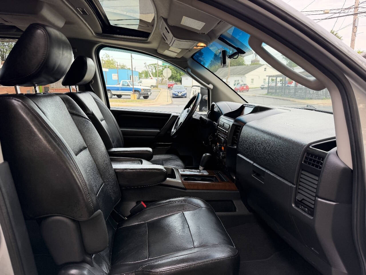 2011 Nissan Titan SL Crew Cab photo 21
