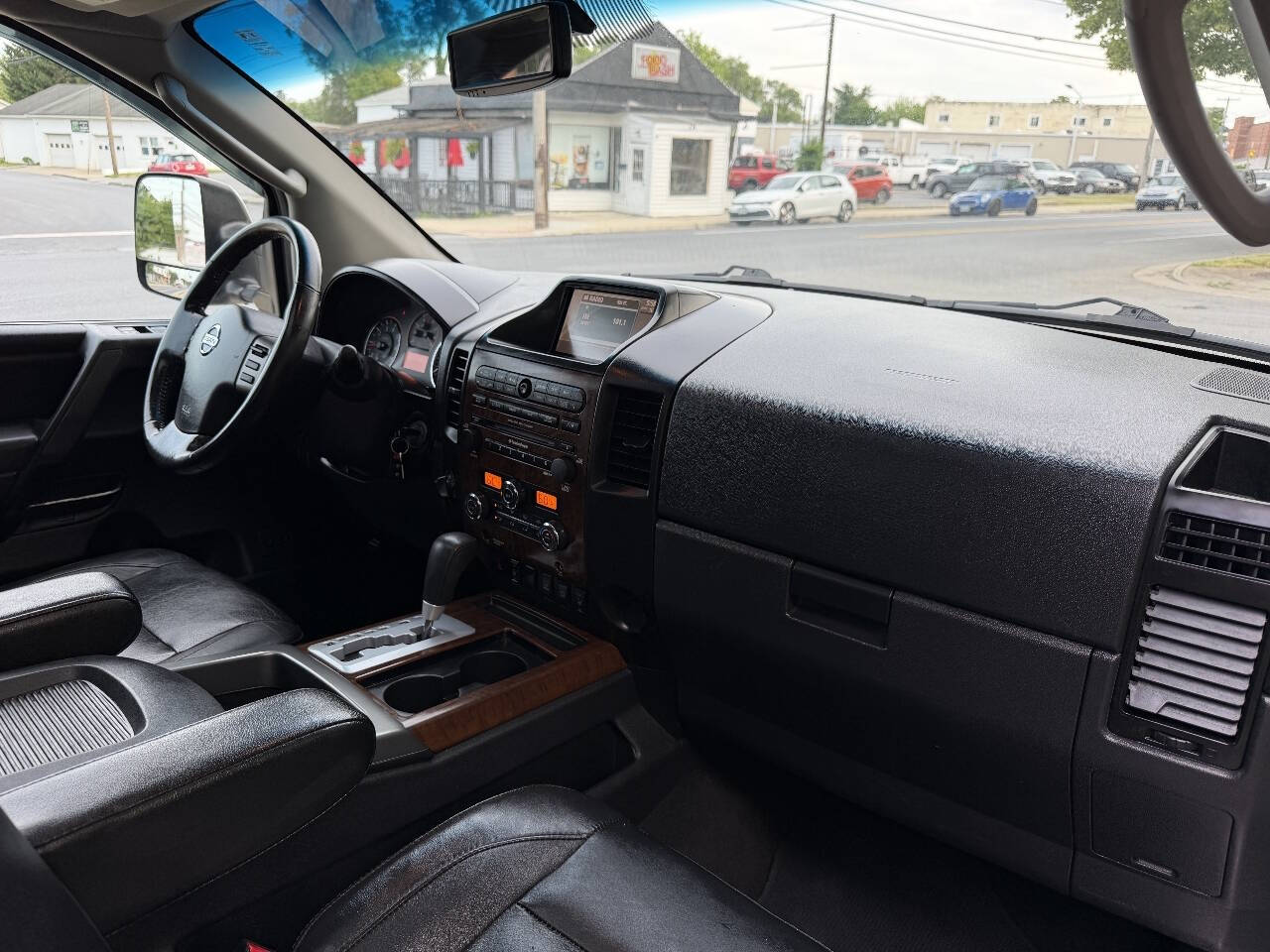 2011 Nissan Titan SL Crew Cab photo 23