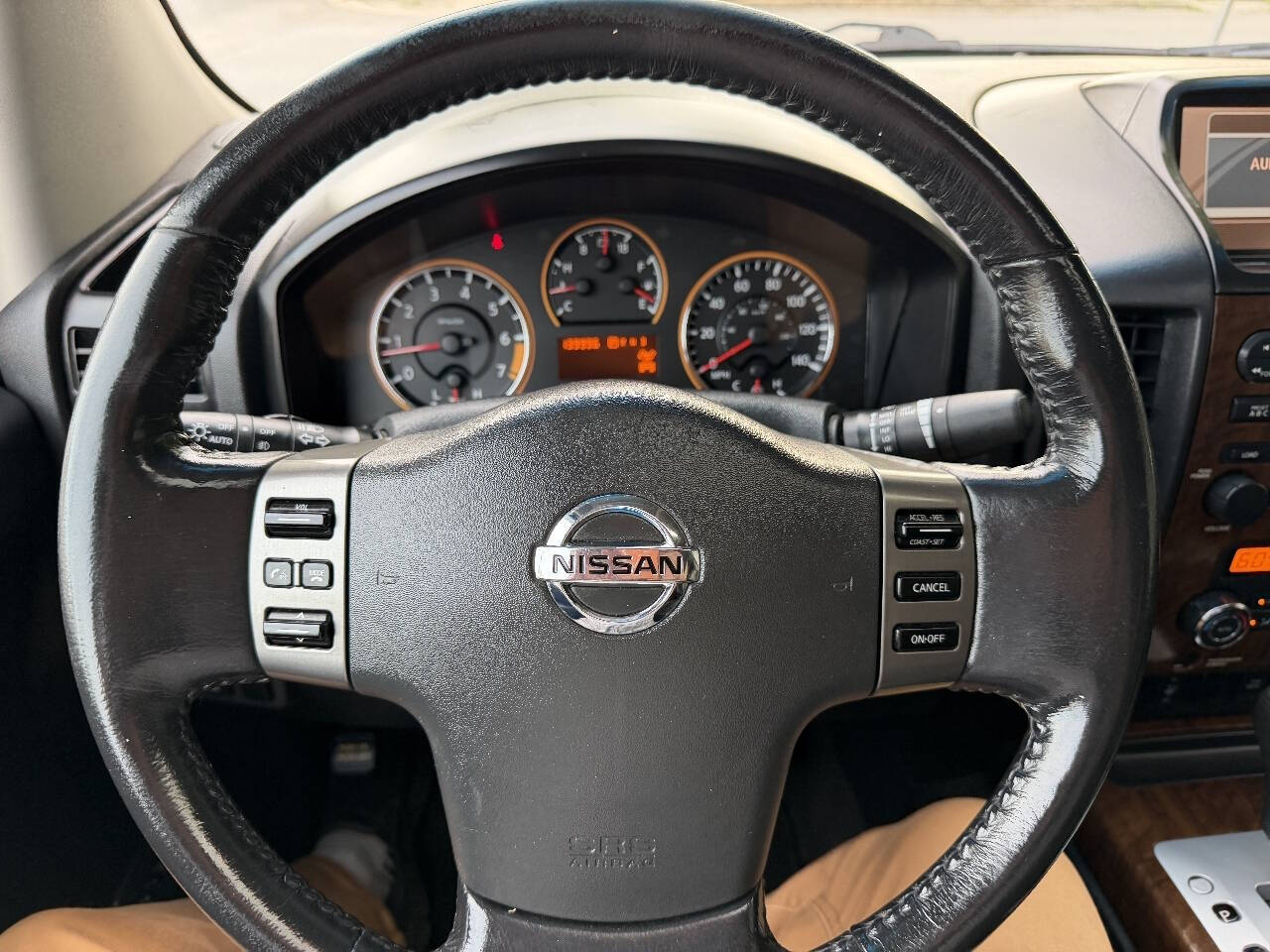 2011 Nissan Titan SL Crew Cab photo 24