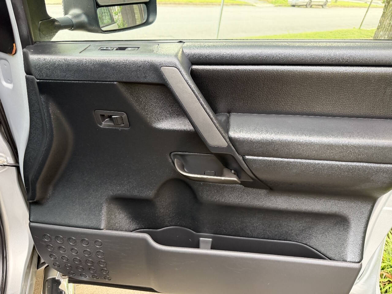 2011 Nissan Titan SL Crew Cab photo 27