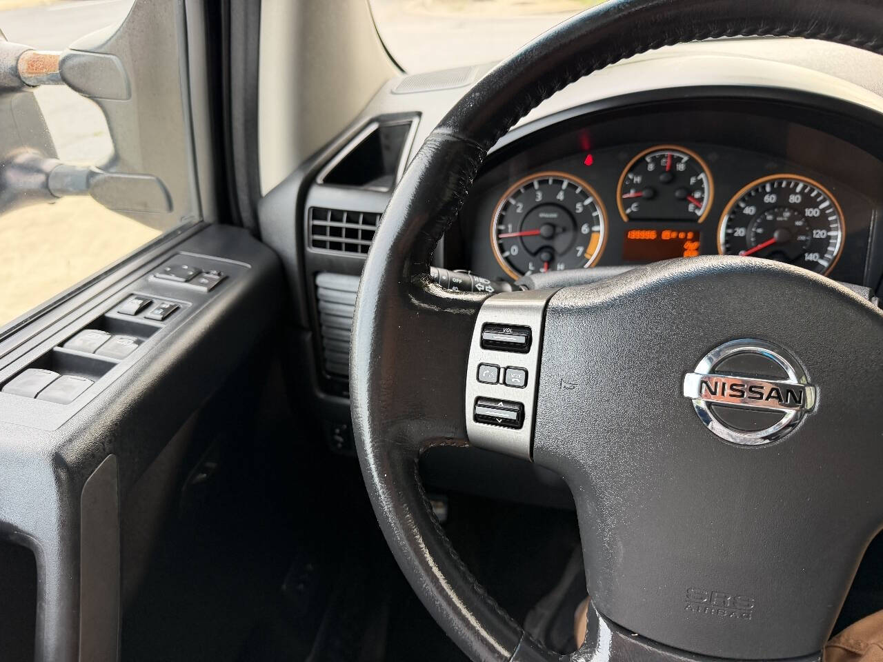2011 Nissan Titan SL Crew Cab photo 28