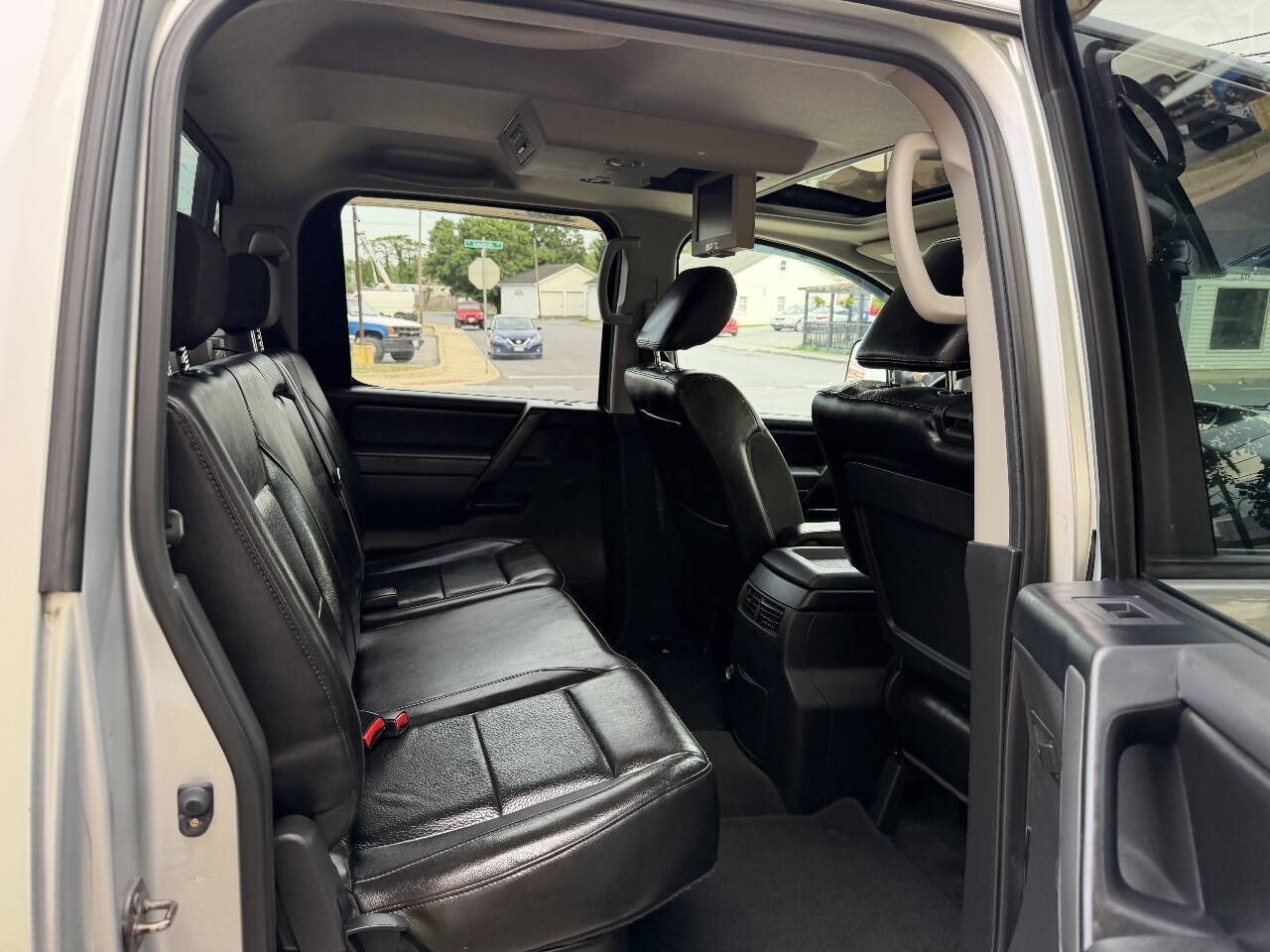 2011 Nissan Titan SL Crew Cab photo 29