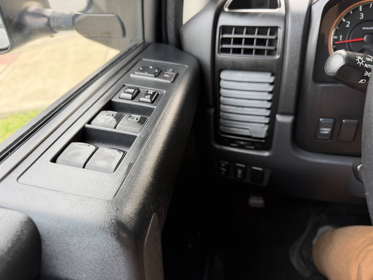 2011 Nissan Titan SL Crew Cab photo 30