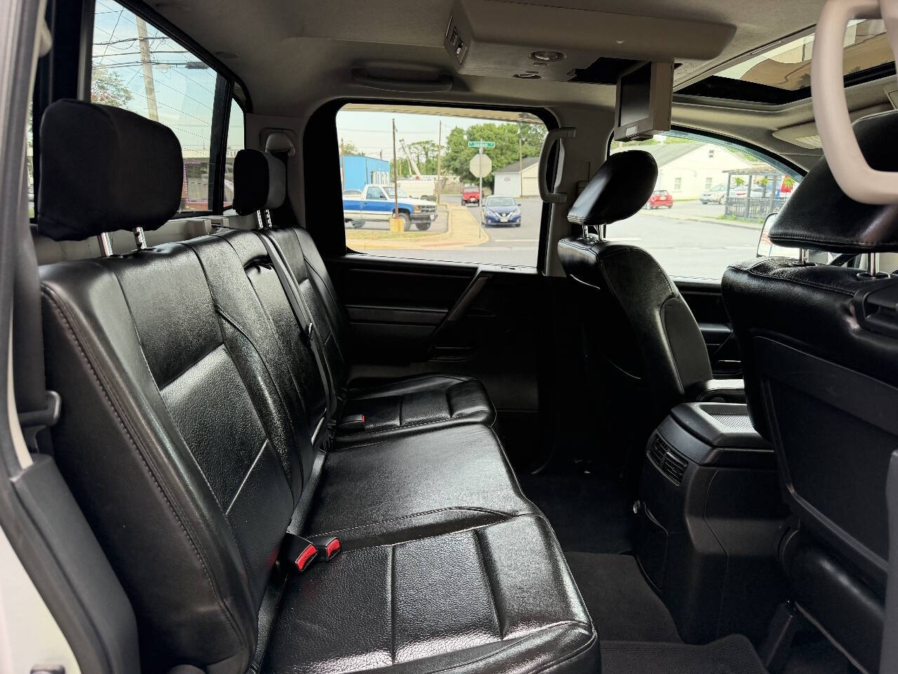 2011 Nissan Titan SL Crew Cab photo 31