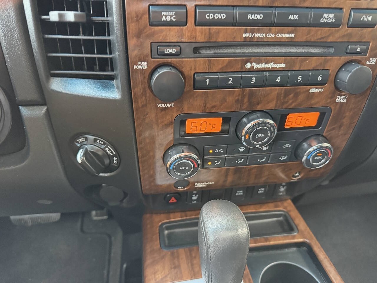 2011 Nissan Titan SL Crew Cab photo 32