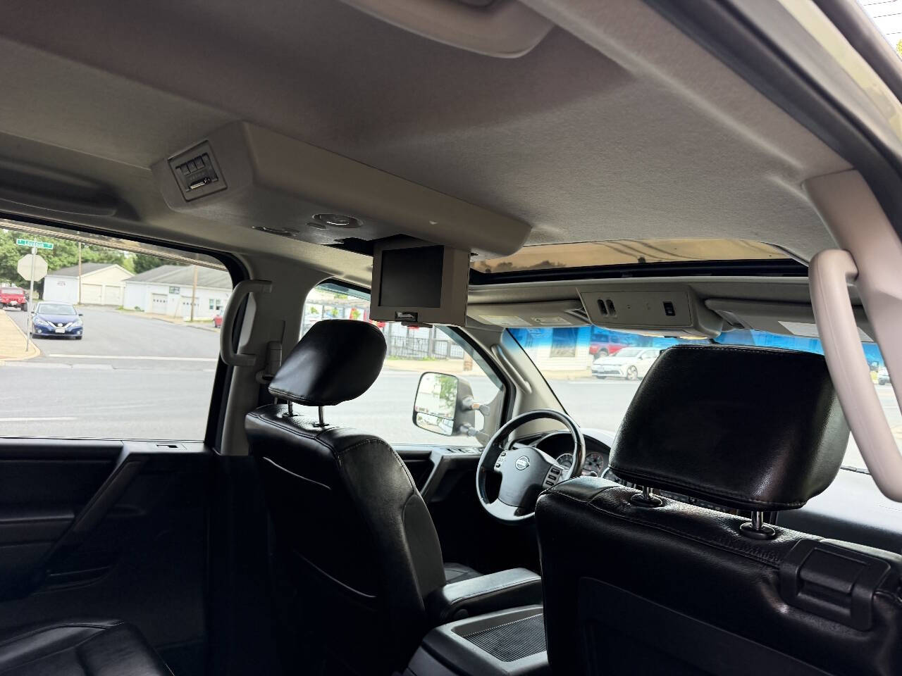 2011 Nissan Titan SL Crew Cab photo 33