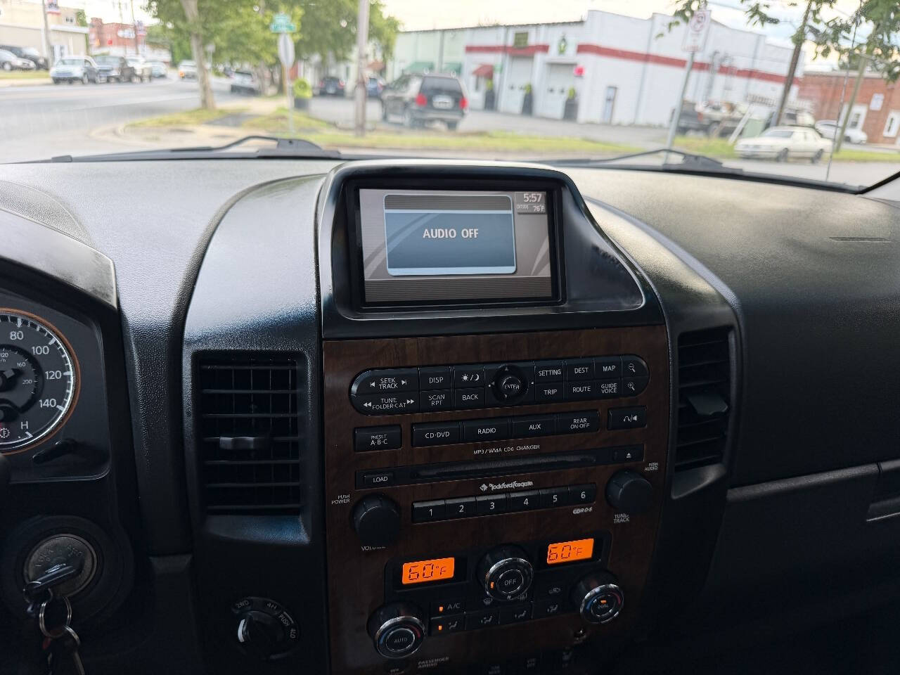 2011 Nissan Titan SL Crew Cab photo 34