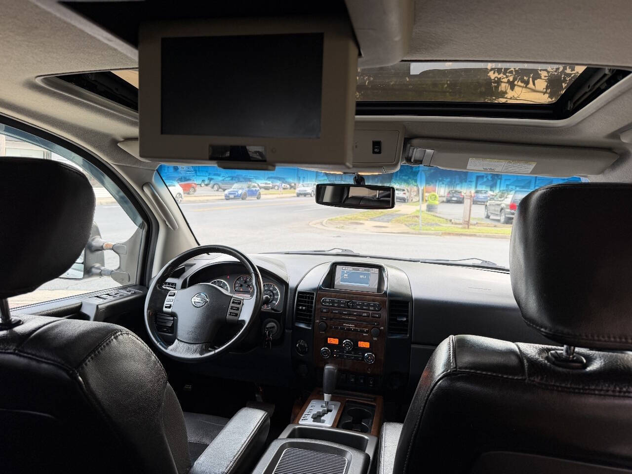 2011 Nissan Titan SL Crew Cab photo 35