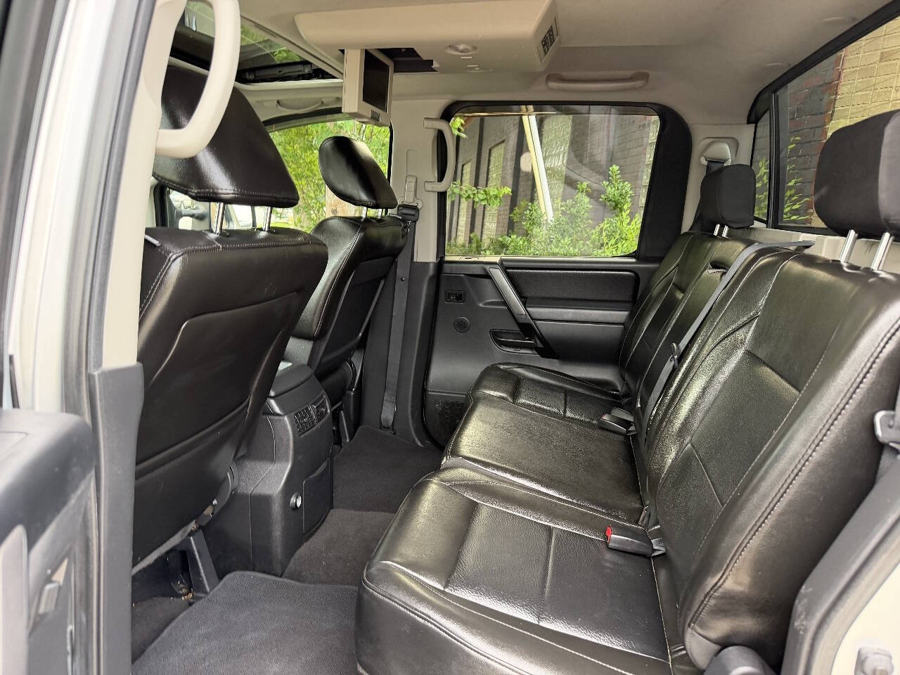 2011 Nissan Titan SL Crew Cab photo 39