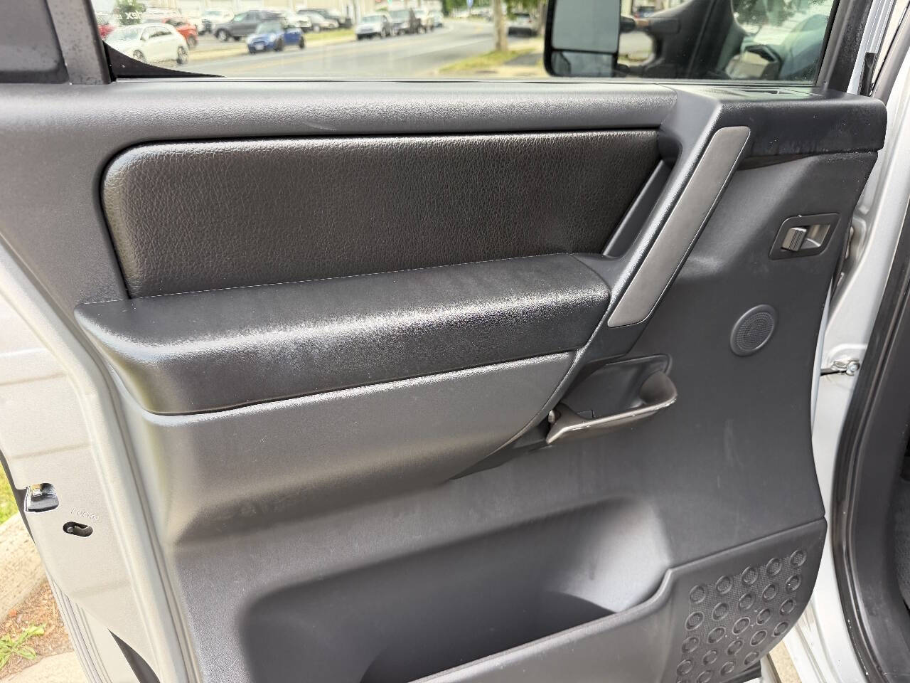 2011 Nissan Titan SL Crew Cab photo 41