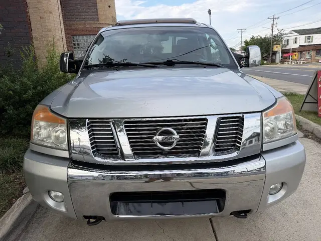 2011 Nissan Titan SL Crew Cab photo 2