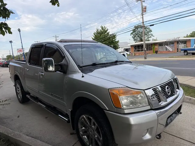 2011 Nissan Titan SL Crew Cab photo 3