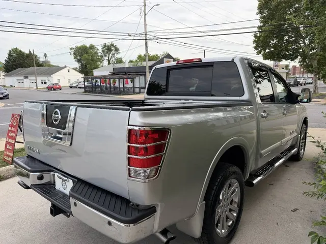 2011 Nissan Titan SL Crew Cab photo 5
