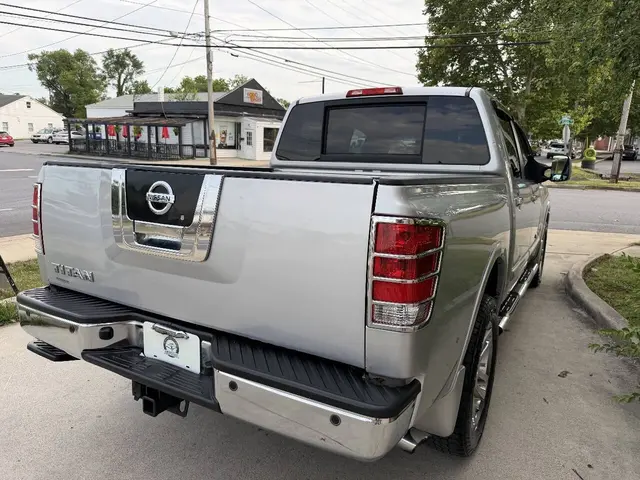 2011 Nissan Titan SL Crew Cab photo 6